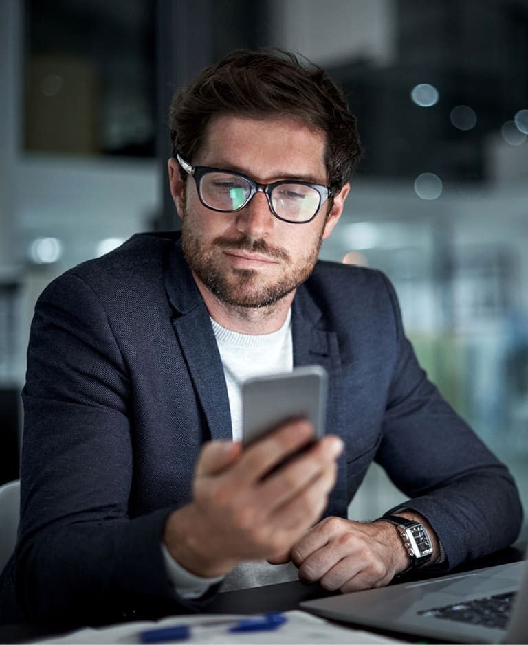 Arbeitsplatz_Mann-mit-Handy
