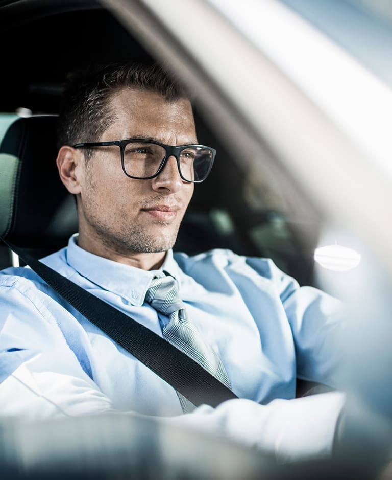Autofahren_Mann-im-Auto-mit-Drive-Protection
